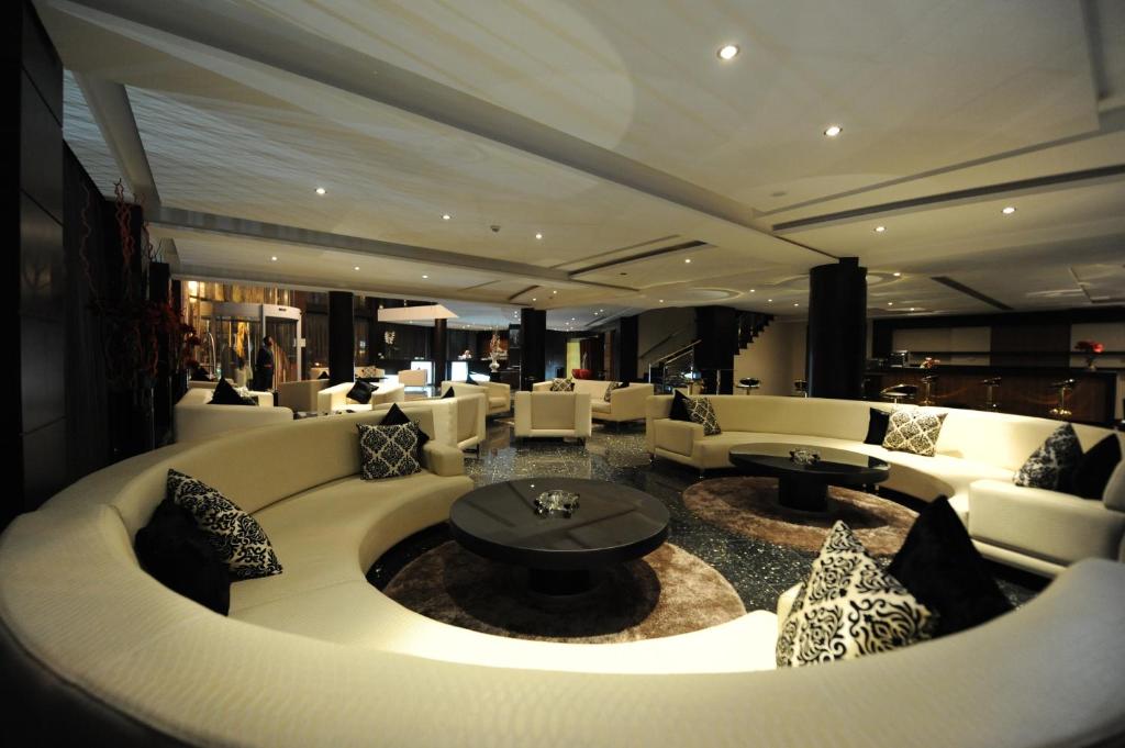 拉巴特河畔酒店的客厅配有白色的沙发和桌子