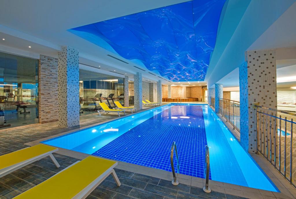 Mary Hotels Alanya内部或周边的泳池