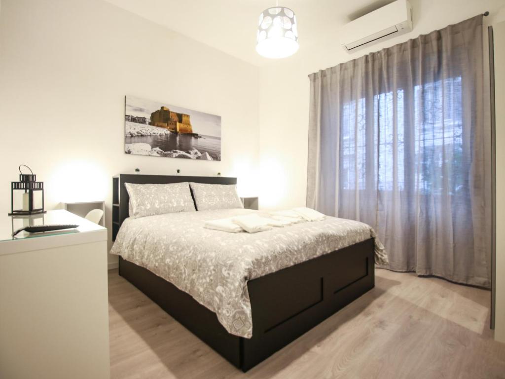 那不勒斯ChilometroZERO luxury apartment的白色的卧室设有床和窗户