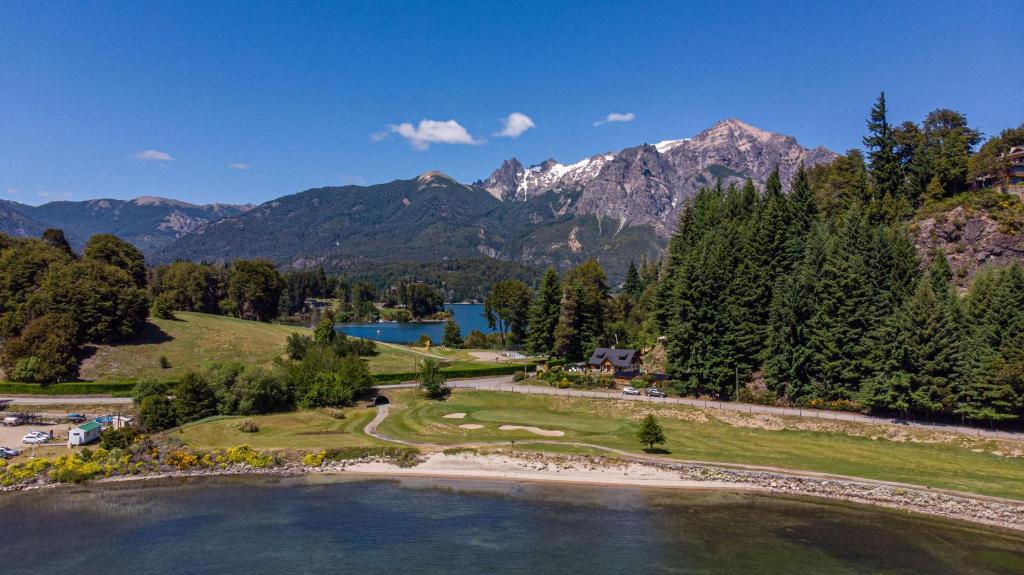 圣卡洛斯-德巴里洛切Casa en Llao Llao con vista al lago y campo de golf的享有高尔夫球场的空中景色,享有湖泊和山脉美景