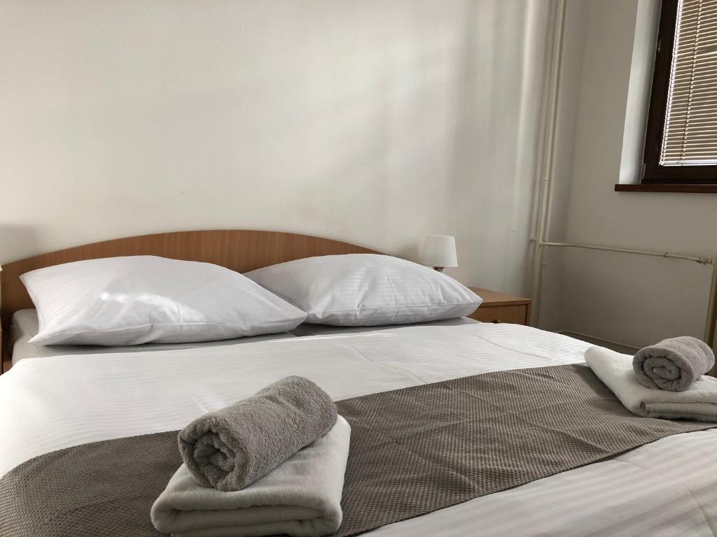日利纳伯里克运动酒店的一间卧室配有带毛巾的床