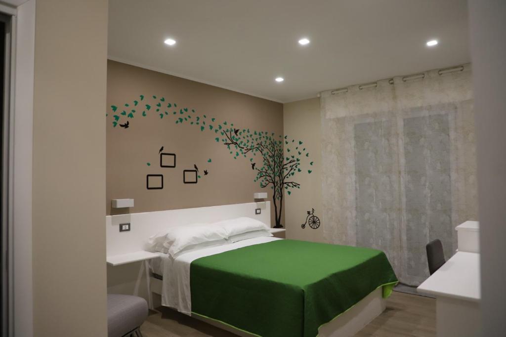 雷焦卡拉布里亚Tre Fontane的一间卧室设有一张绿色的床和一个窗户。