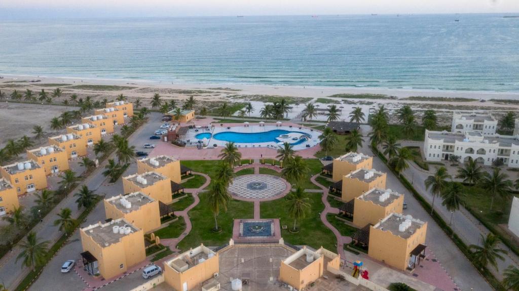 塞拉莱Samharam Resort Salalah的享有度假村和海滩的空中景致