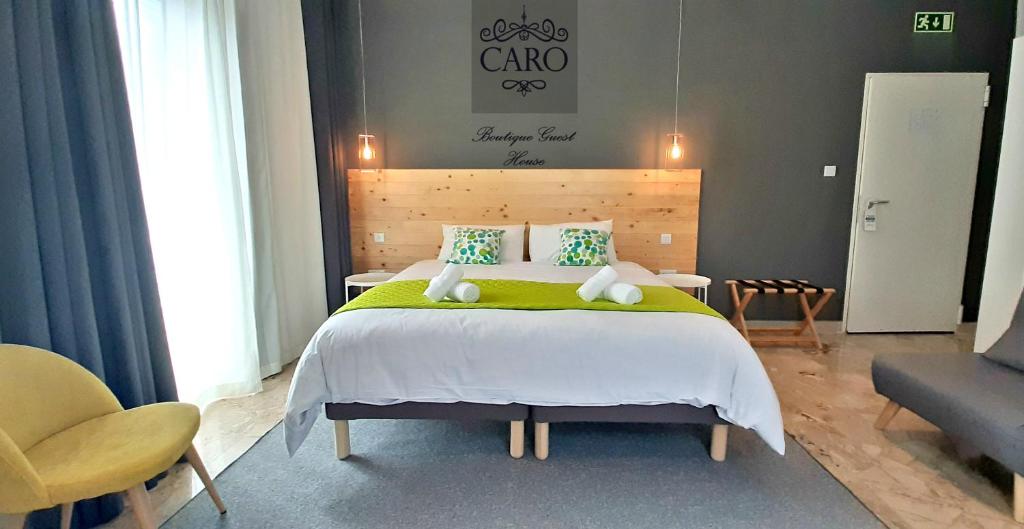 San ĠwannCARO Boutique Guest House的一间卧室配有一张带绿毯的大床