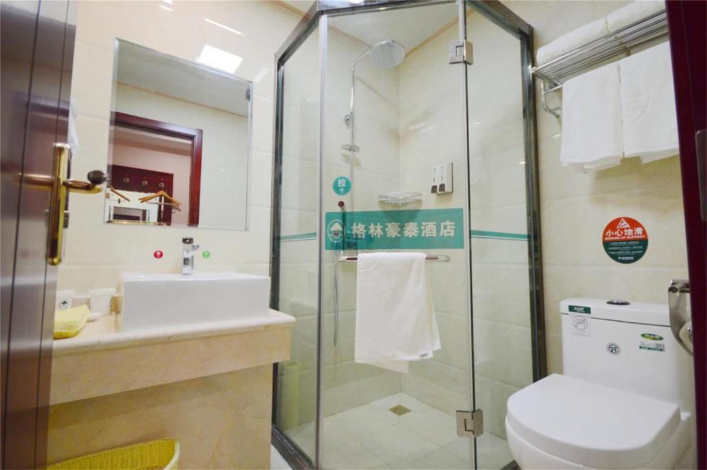 涿州格林豪泰保定市涿州市火车站商务酒店的带淋浴、卫生间和盥洗盆的浴室