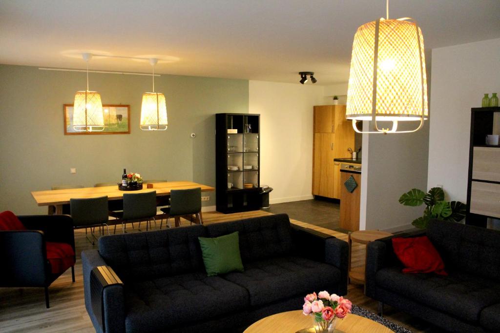 WoubruggePolderhoek的带沙发的客厅和用餐室