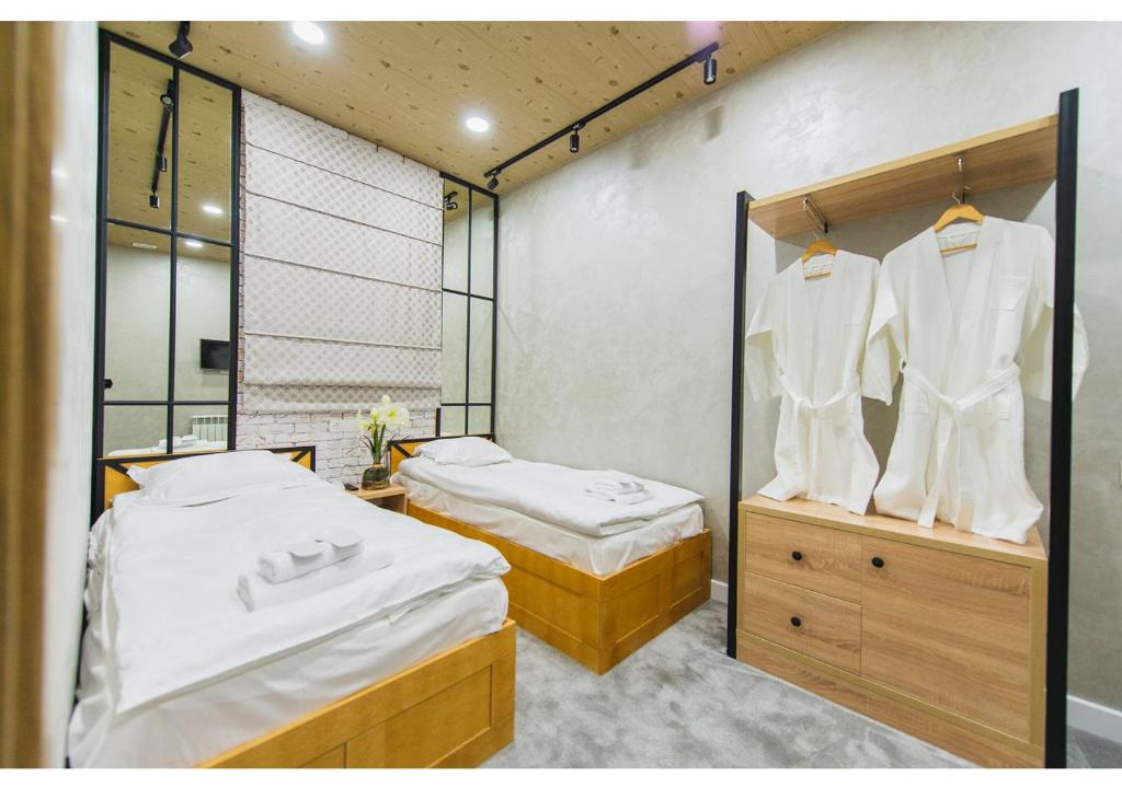 阿拉木图My Hostel Almaty的带两张床和镜子的客房