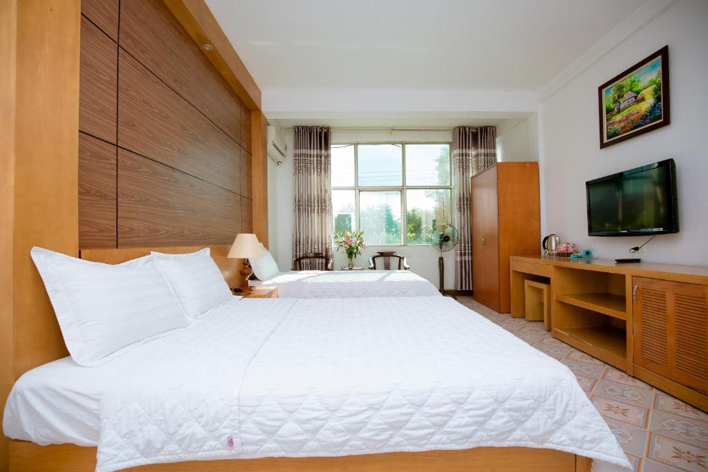 宁平越洪旅馆的酒店客房设有两张床和电视。