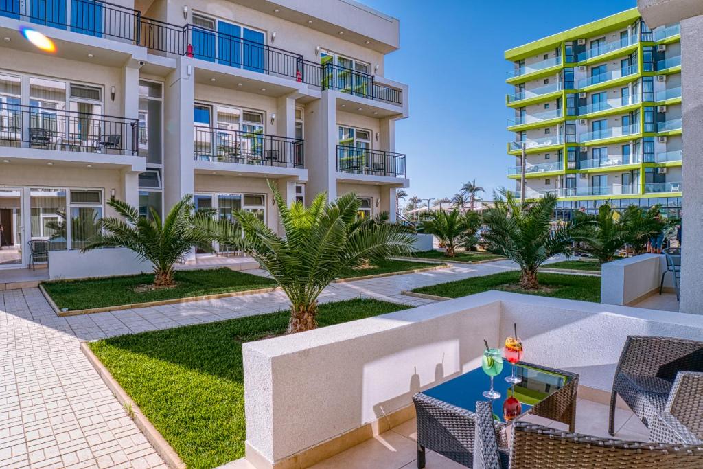 北马马亚-讷沃达里Sammos Beach Resort的享有公寓大楼庭院的景致。