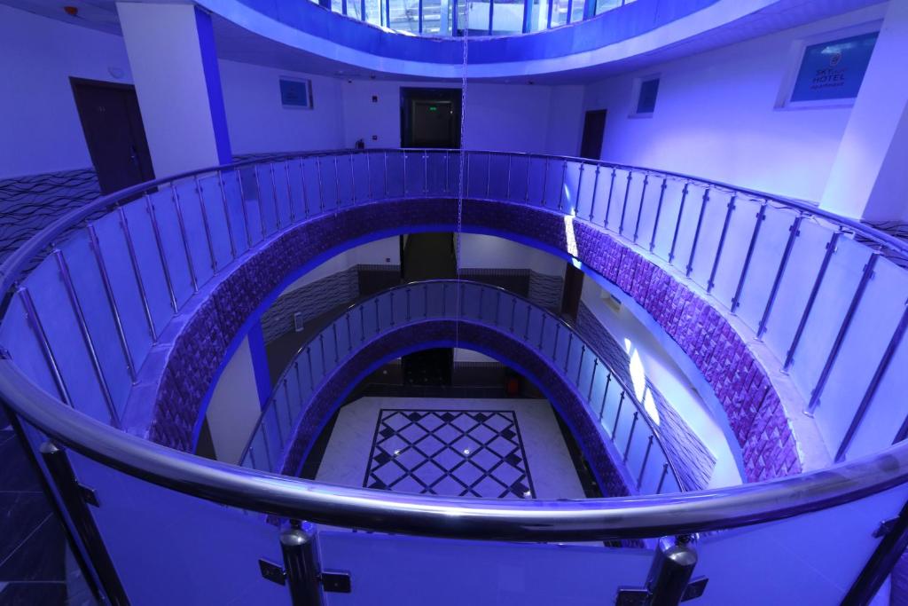 安曼Skylight apartments的紫色栏杆建筑中的螺旋楼梯