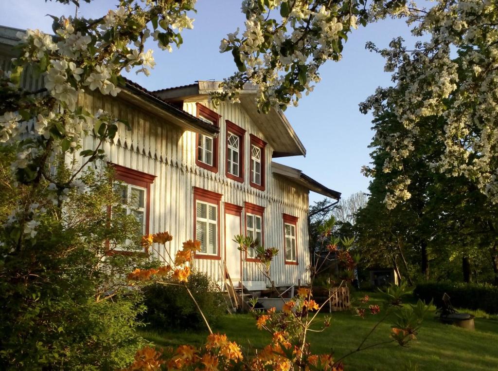Lilla EdetEsperöd Farm的红白三色和树木的房子