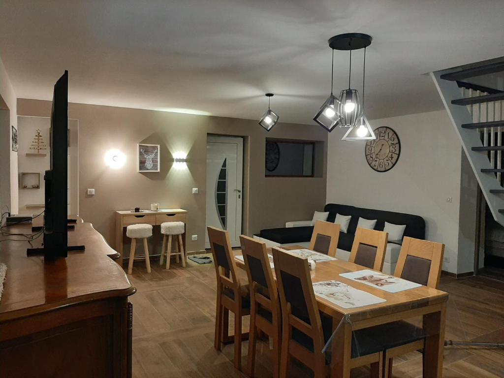 La Plagne TarentaiseLa Maison Trésallet的用餐室以及带桌椅的起居室。