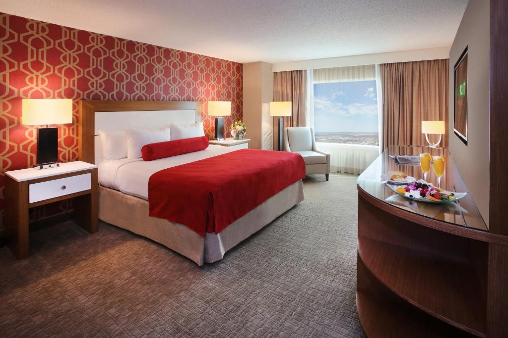 大西洋城康纳赌场和度假酒店的酒店客房,设有一张红色墙壁的床
