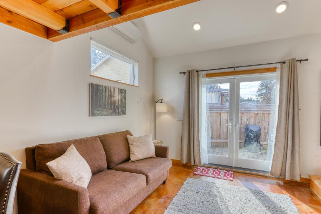 尤里卡Sequoia Cottage的客厅设有棕色的沙发和窗户。