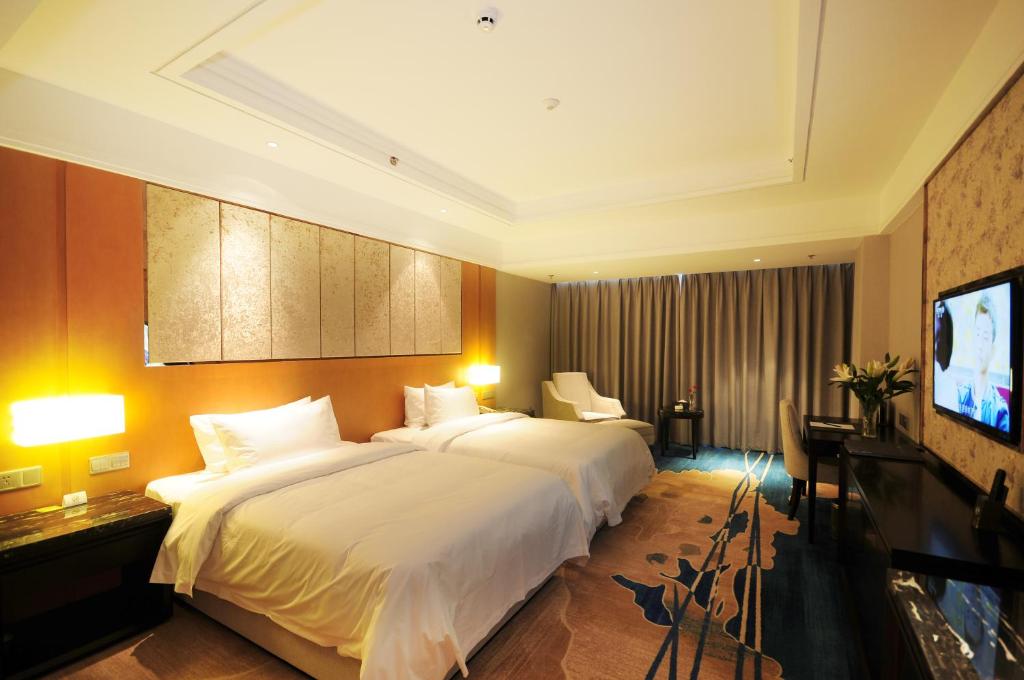 成都空港建国饭店(成都双流国际机场店)的一间酒店客房,配有一张大床和一台平面电视