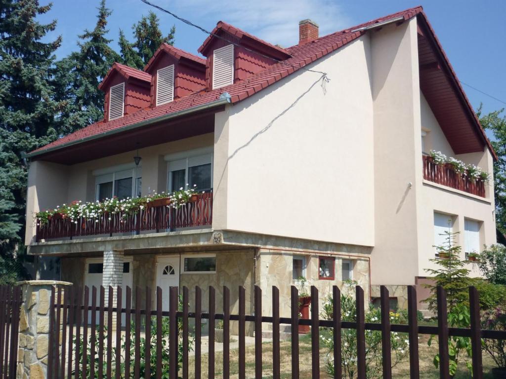 下帕霍克Irénke Vendégház的前面有围栏的房子