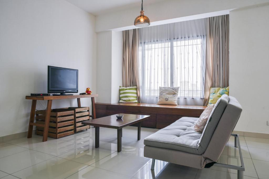 梳邦再也Damen Subang by Widebed的带沙发和电视的客厅