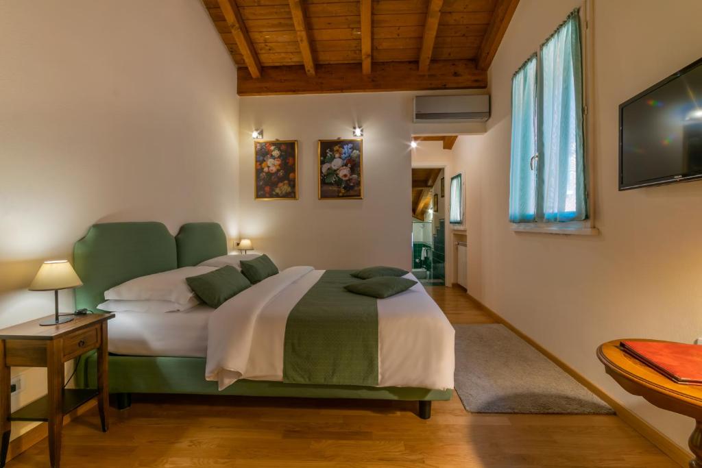 博洛尼亚Casa Miramonte的一间卧室配有一张大床和一张桌子