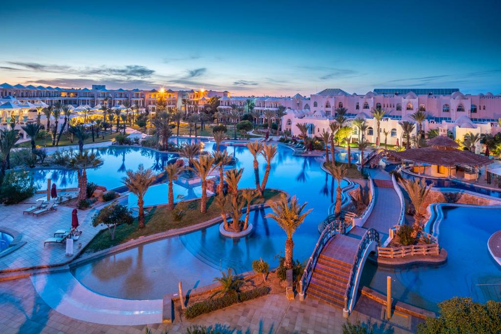 特里法Hasdrubal Prestige Thalassa & Spa Djerba的享有度假村的空中景致,设有2个游泳池和棕榈树