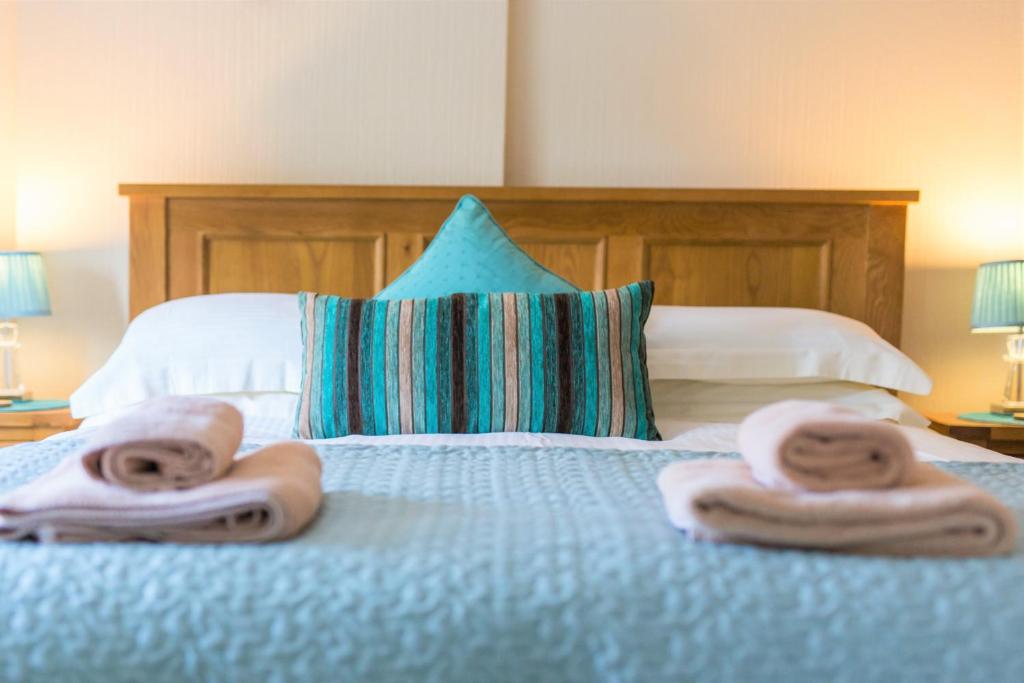 巴姆博格Host & Stay - Daisy Cottage的一间卧室,床上配有毛巾和枕头