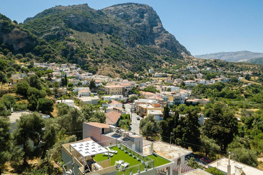 SpílionStefanakos House的享有以山脉为背景的小镇美景。