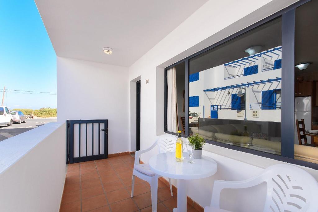 法马拉Casa Ancla的白色的用餐室配有白色的桌椅