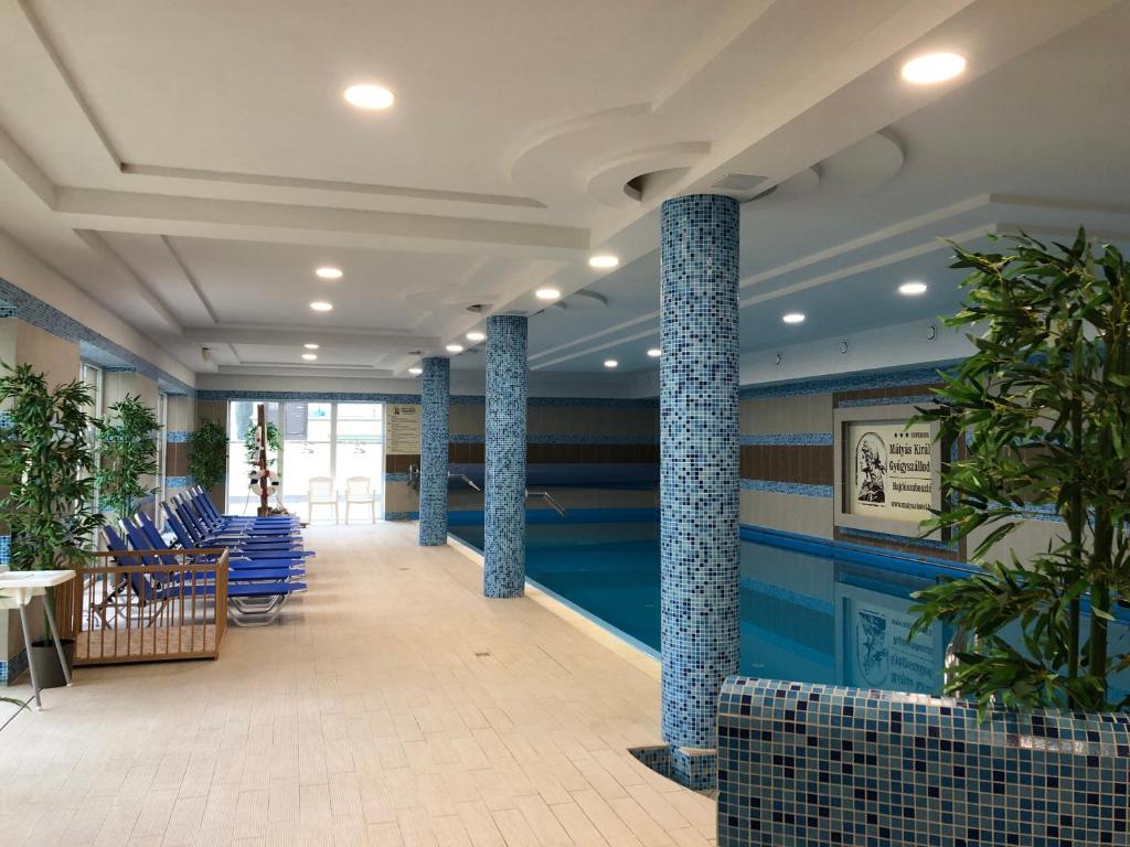 豪伊杜索博斯洛玛提亚斯国王Spa康体酒店的大堂设有蓝色的柱子和蓝色的椅子