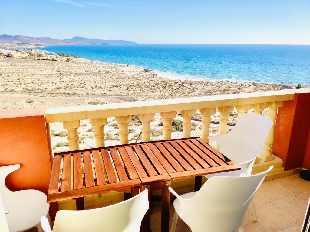 科斯塔卡玛SMART-Beachview的一个带桌椅和海滩的阳台