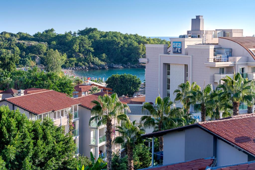 欧库卡拉Sealife Buket Resort & Beach Hotel - Ultra All Inclusive的享有拥有建筑和棕榈树的河流美景