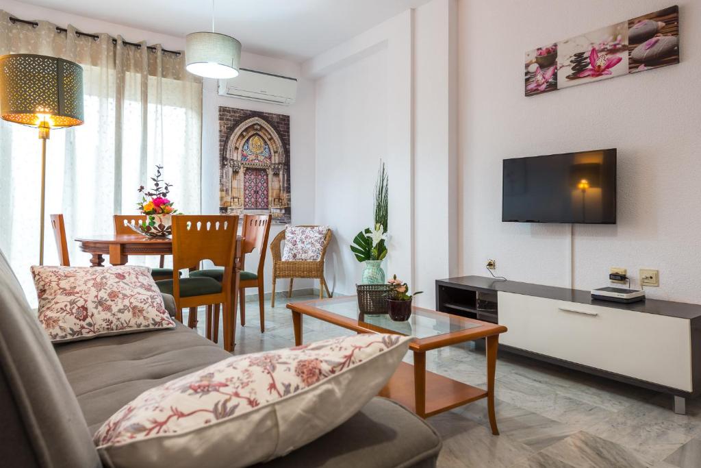 塞内斯德拉韦加Apartamentos Vado - Sendero del Veleta的带沙发、电视和桌子的客厅