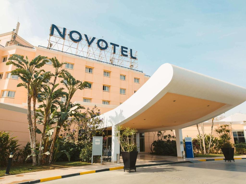 十月六日城诺富特开罗酒店的大楼前的创新酒店