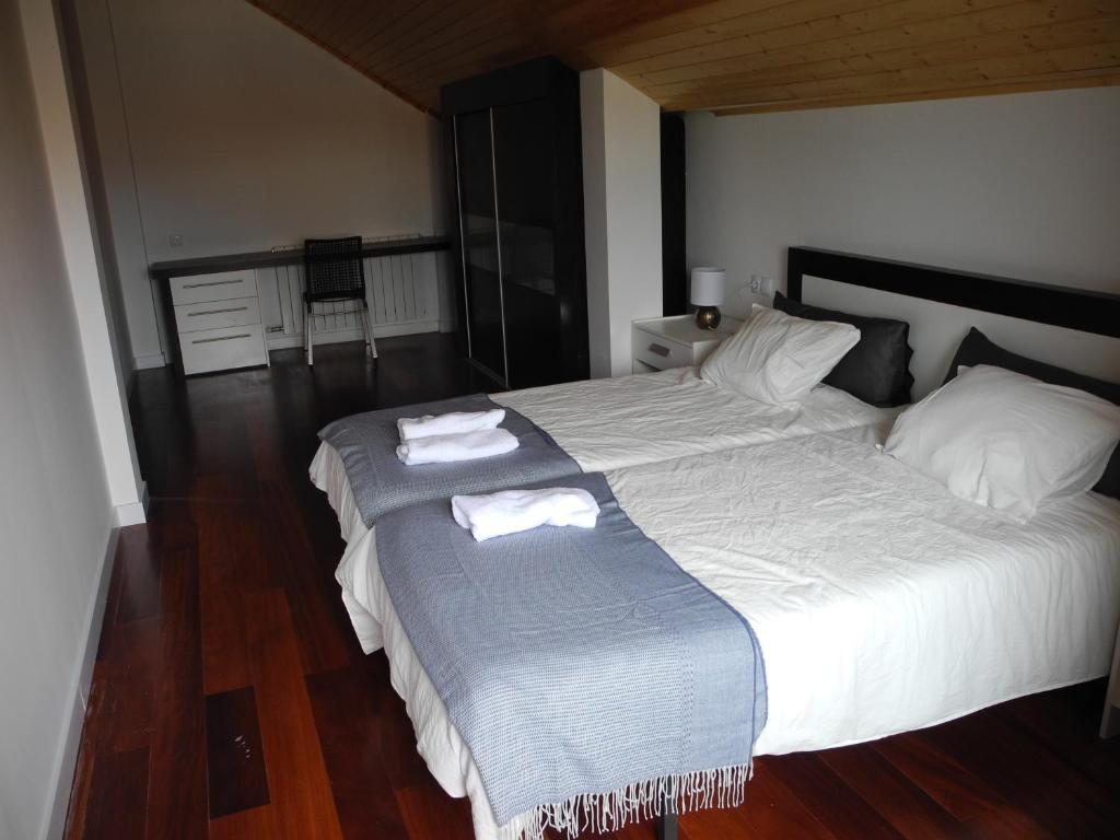 FontellasVIVIENDA TURÍSTICA LOS OLIVOS的一间卧室配有两张带毛巾的床