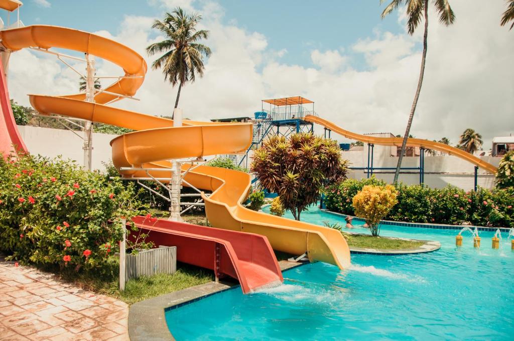 马塞约马特苏巴拉水上乐园酒店的度假村游泳池的水滑梯