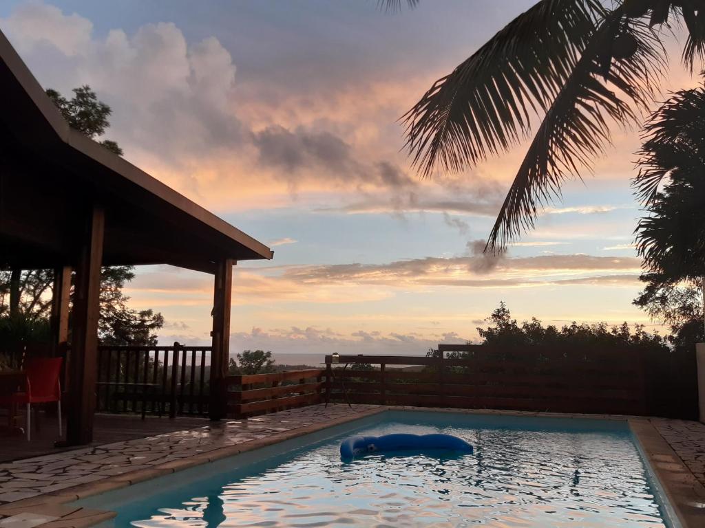 厄唐萨雷Suite exotique的一座享有日落美景的游泳池