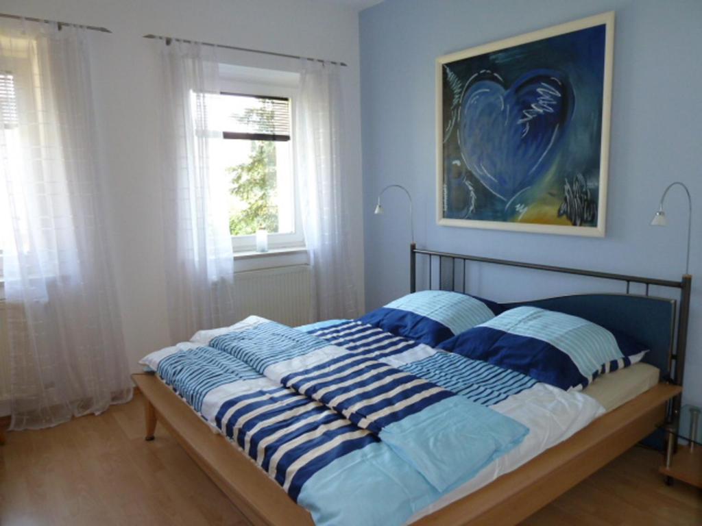 毛特Ferienwohnung BEER的一间卧室配有蓝色和白色床单