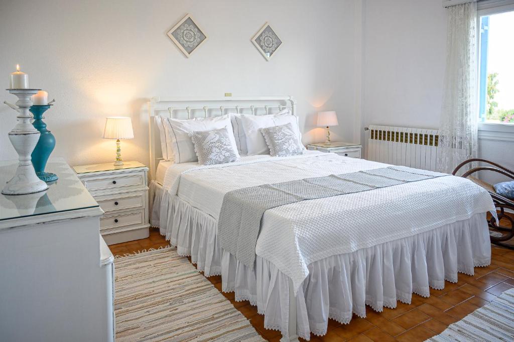 阿波罗尼亚Traditional House Milos的白色卧室配有白色的床和两盏灯。