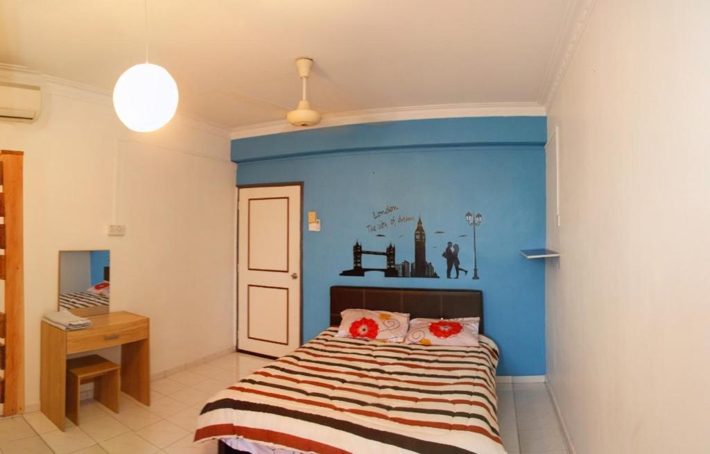 马六甲DT Homestay floor level 4的一间卧室配有一张蓝色墙壁的床