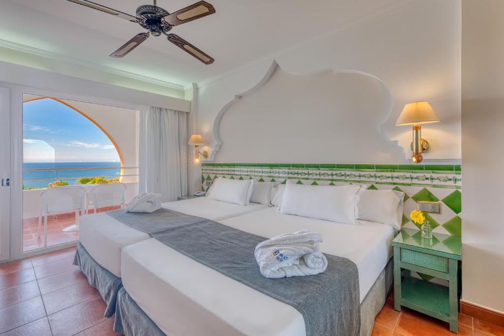 阿尔姆尼卡Playacálida的一间卧室设有一张床,享有海景