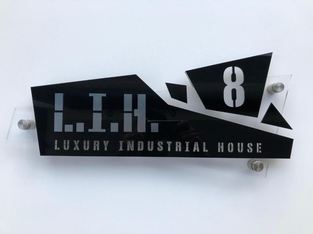 Nea Paphos(L.I.H.8) Luxury Industrial House 8的奢华工业屋的黑标志