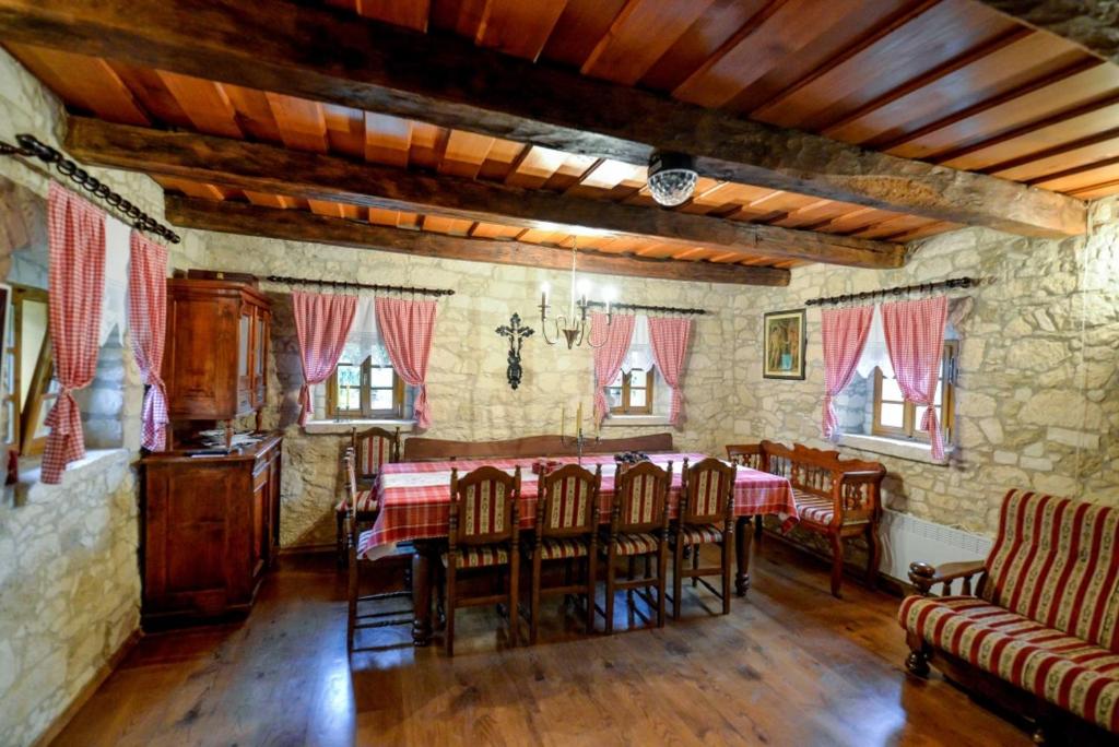 VinicaHiža Golubić的一间带桌椅的用餐室