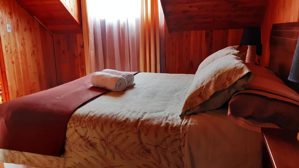 比亚里卡Casa Tregül B&B的一间卧室配有一张床,床上有毛巾