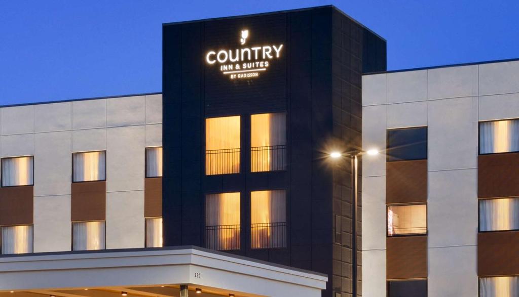 俄克拉何马城Country Inn & Suites by Radisson, Oklahoma City - Bricktown, OK的建筑的侧面有标志