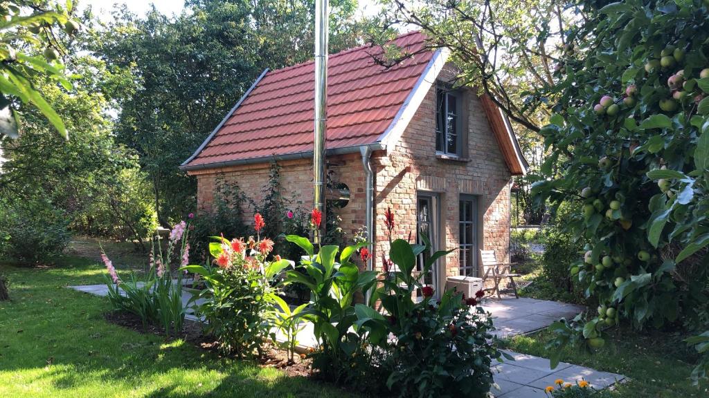KalkhorstHoneymoon, kleines aber feines Cottage am Strand的红屋顶的小砖屋