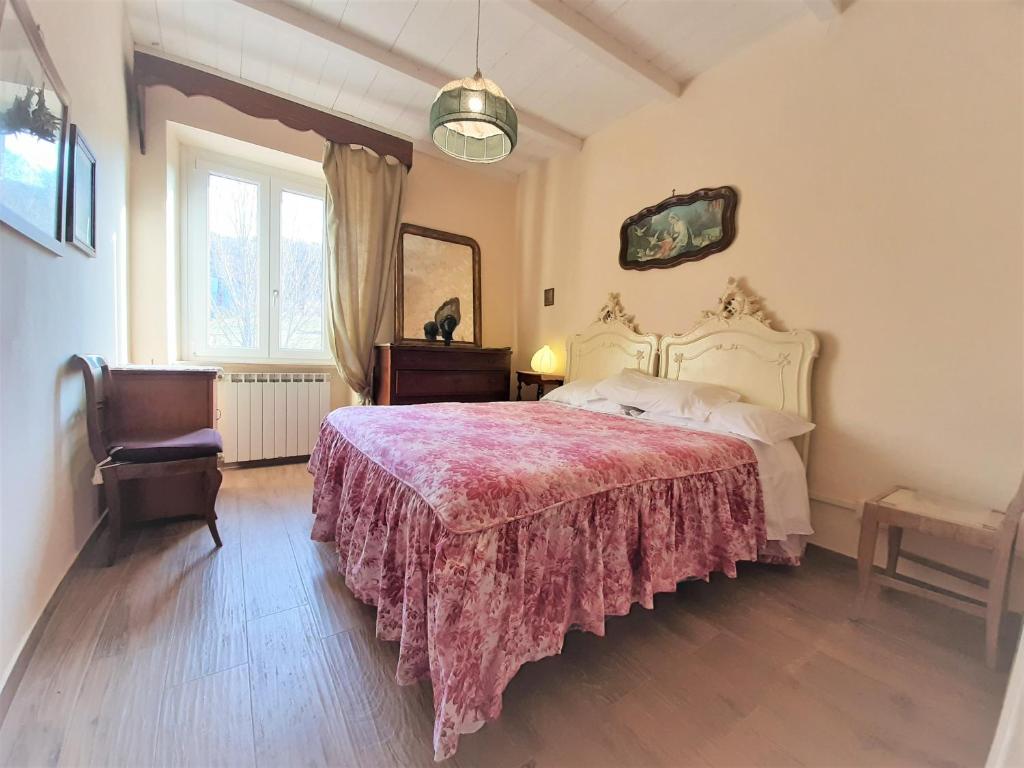布拉恰诺阿歌瑞豪斯乡村民宿的一间卧室配有一张带红色毯子的大床