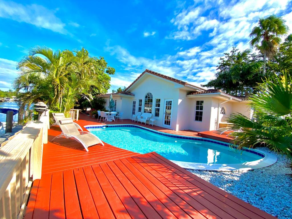 劳德代尔堡Villa-Coral-Ridge的一座带游泳池和房子的别墅