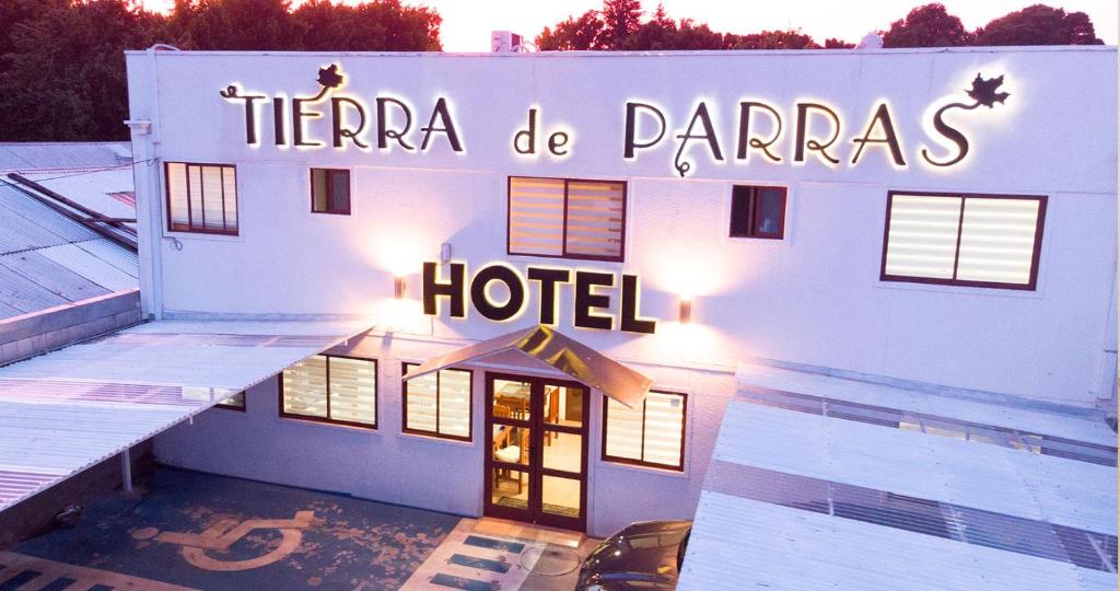 奇廉Hotel Tierra de Parras的带有读取Terra de parias酒店标志的酒店