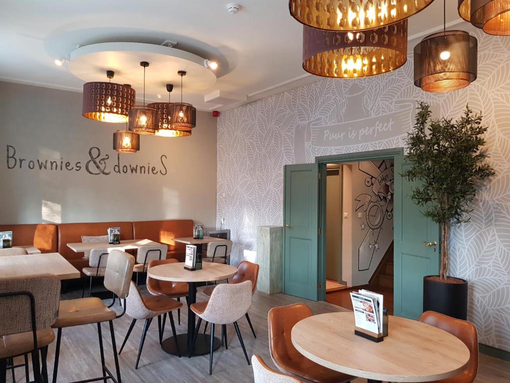 法尔肯斯瓦德布朗尼&唐尼住宿加早餐旅馆的餐厅设有桌椅和吊灯。