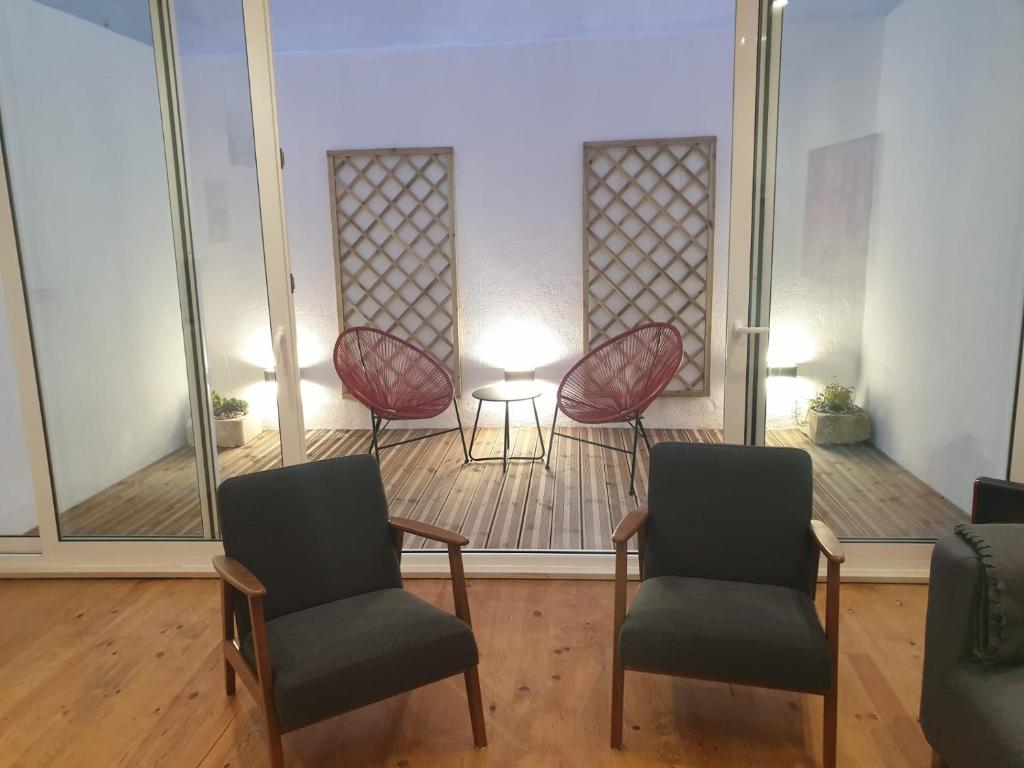 里斯本里斯本居家公寓的一间设有两把椅子和一张桌子的等候室