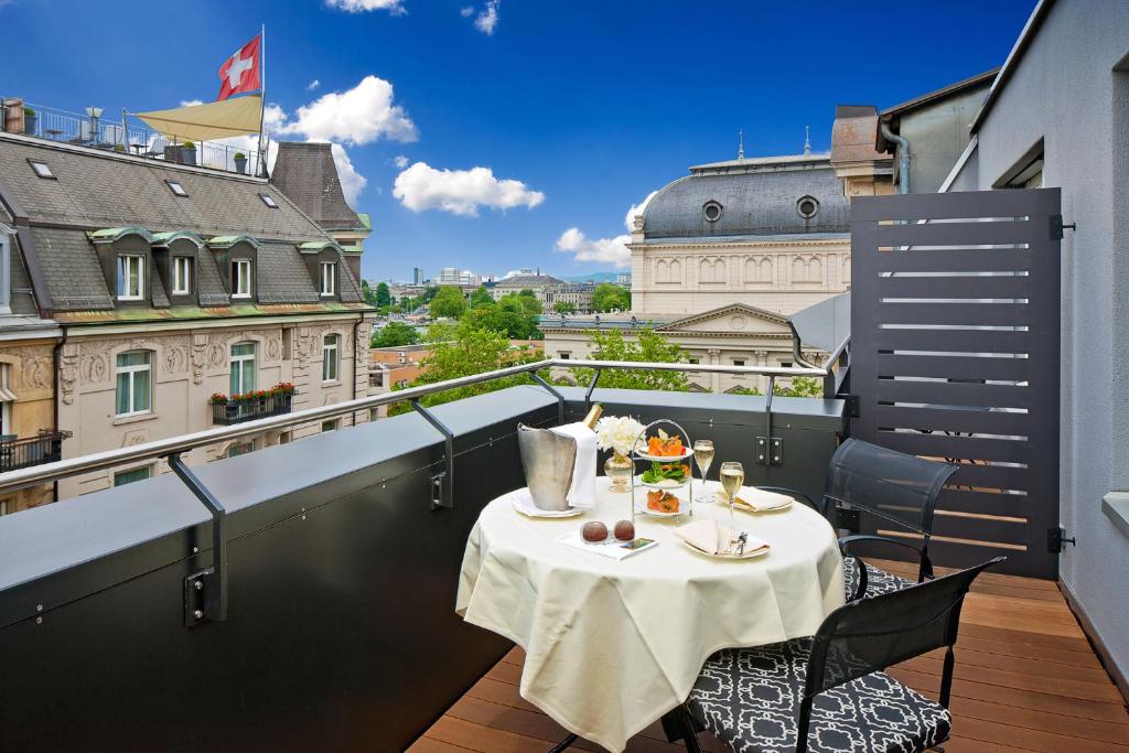苏黎世Opera Hotel Zürich的市景阳台桌子