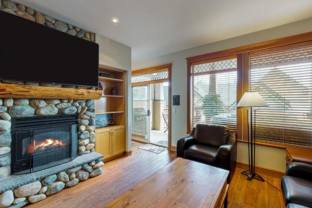 大白山Tree Tops的客厅设有壁炉和电视。